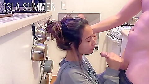 Hawt sweetheart in the kitchen