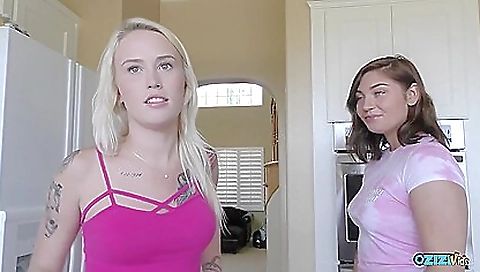 Sexy blonde's pussy andoutle chips